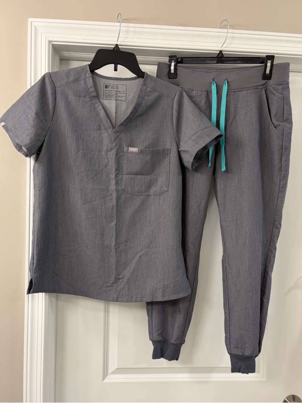 Figs graphite scrub set size Small